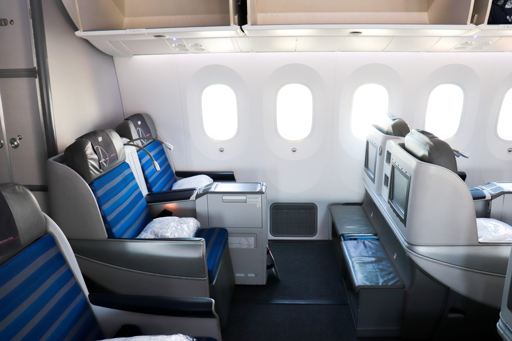 Widok wnętrza samolotu Boeing 787 Dreamliner w klasie biznesowej.